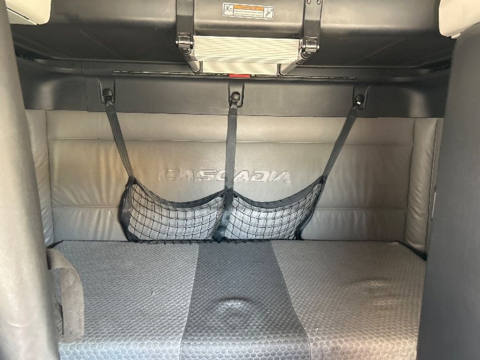 Sleeper Tractor-Heavy Duty Tractors-Freightliner-2022-T12664ST-Katy-TX-503,620\n\t\tmiles-$ 73,250 - Image 16