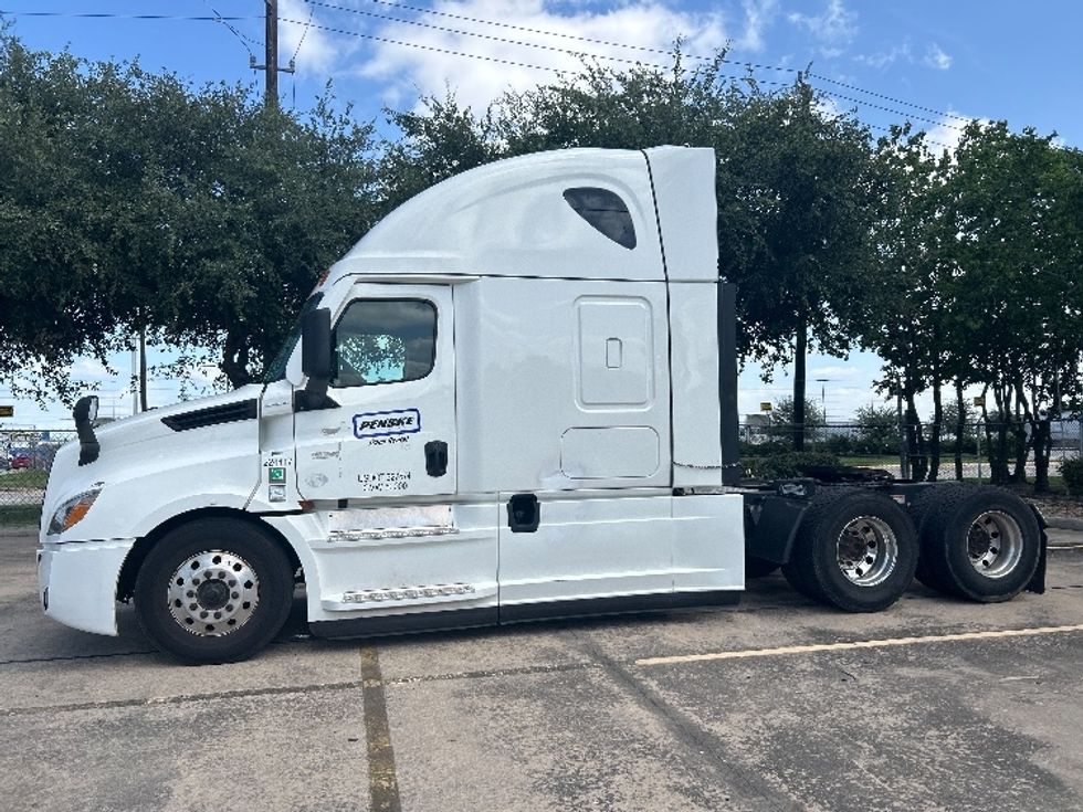 Sleeper Tractor-Heavy Duty Tractors-Freightliner-2022-T12664ST-Katy-TX-503,620\n\t\tmiles-$ 73,250 - Image 4
