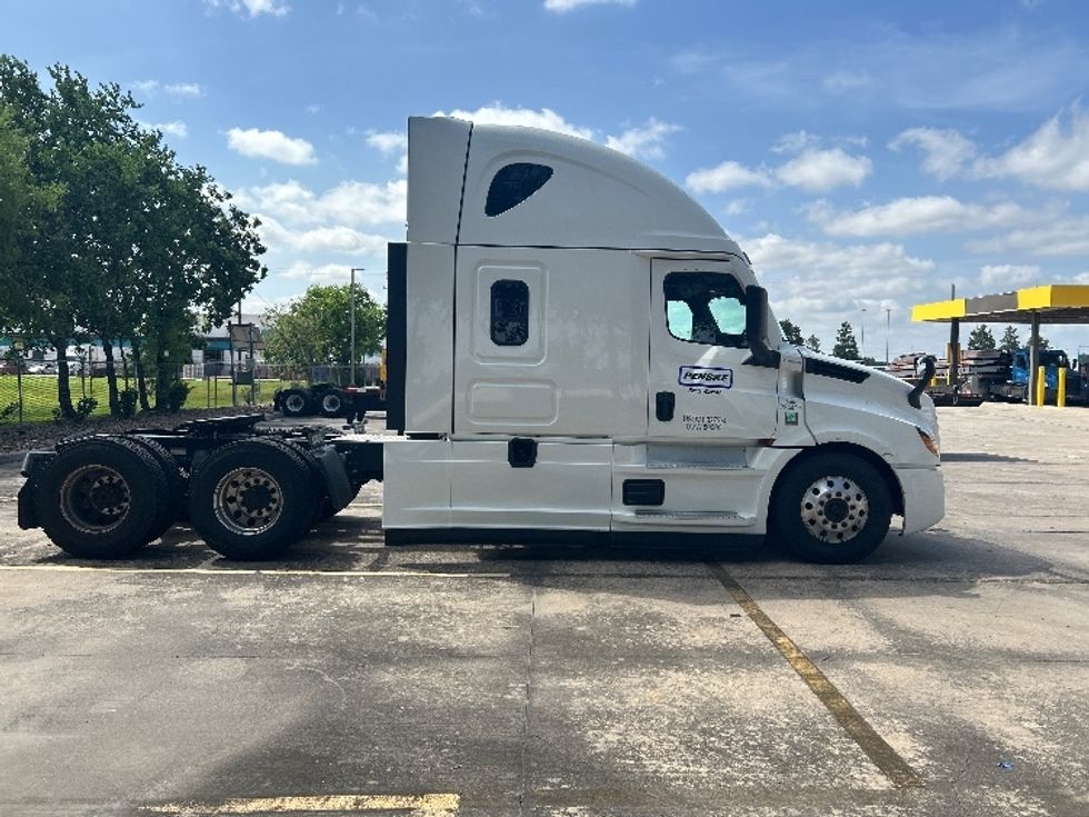 Sleeper Tractor-Heavy Duty Tractors-Freightliner-2022-T12664ST-Katy-TX-503,620\n\t\tmiles-$ 73,250 - Image 8