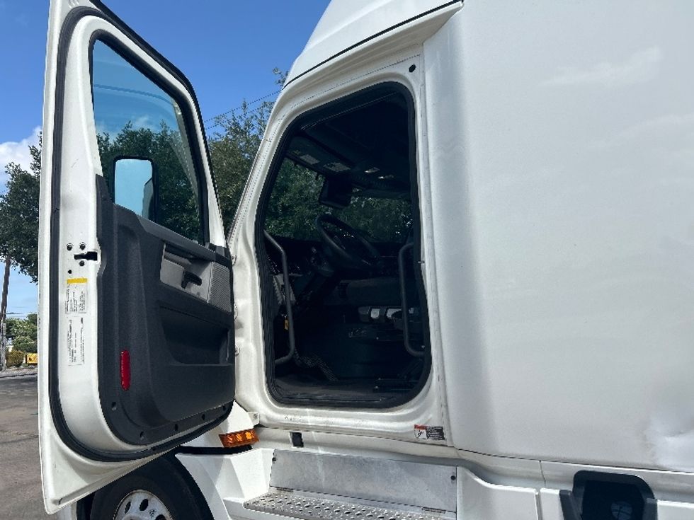 Sleeper Tractor-Heavy Duty Tractors-Freightliner-2022-T12664ST-Katy-TX-503,620\n\t\tmiles-$ 73,250 - Image 9