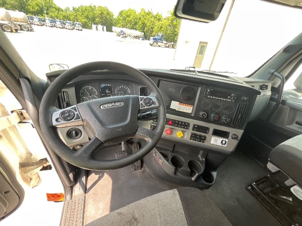 Sleeper Tractor-Heavy Duty Tractors-Freightliner-2022-T12664ST-Katy-TX-560,367\n\t\tmiles-$ 69,000 - Image 11