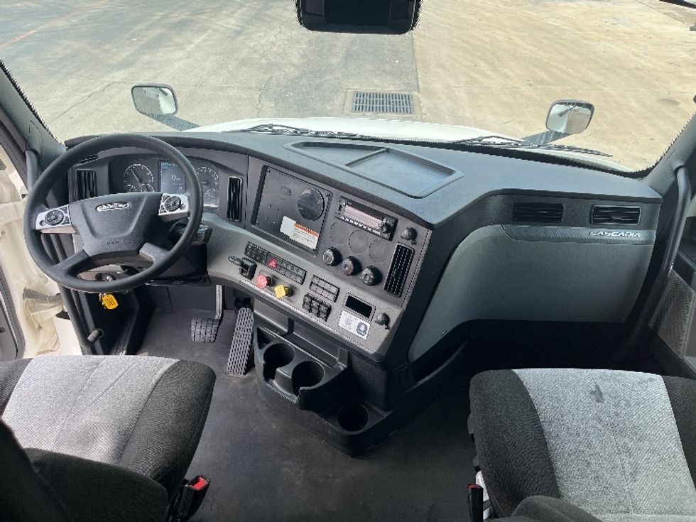 Sleeper Tractor-Heavy Duty Tractors-Freightliner-2022-T12664ST-Katy-TX-560,367\n\t\tmiles-$ 69,000 - Image 12