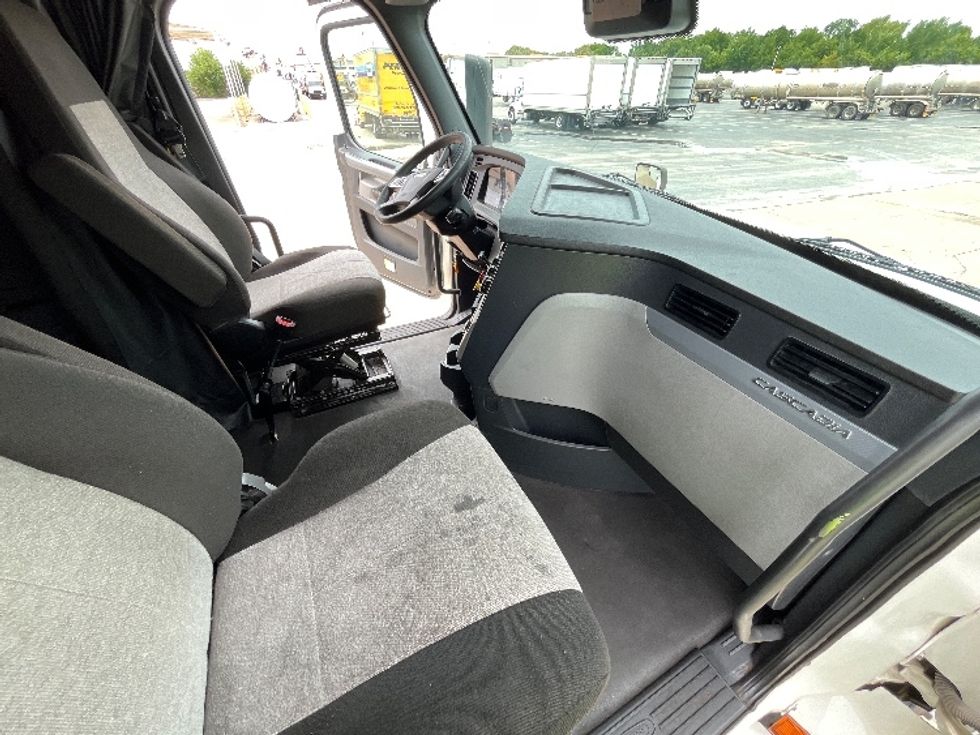 Sleeper Tractor-Heavy Duty Tractors-Freightliner-2022-T12664ST-Katy-TX-560,367\n\t\tmiles-$ 69,000 - Image 15