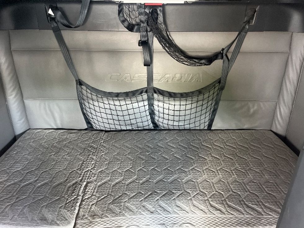 Sleeper Tractor-Heavy Duty Tractors-Freightliner-2022-T12664ST-Katy-TX-560,367\n\t\tmiles-$ 69,000 - Image 16