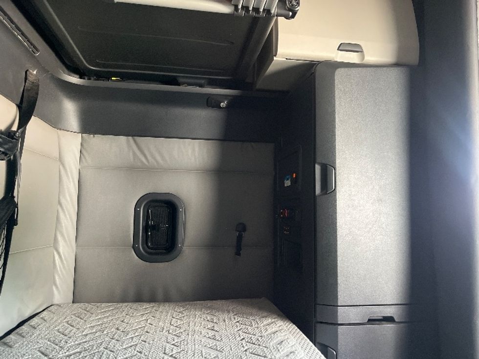 Sleeper Tractor-Heavy Duty Tractors-Freightliner-2022-T12664ST-Katy-TX-560,367\n\t\tmiles-$ 69,000 - Image 18