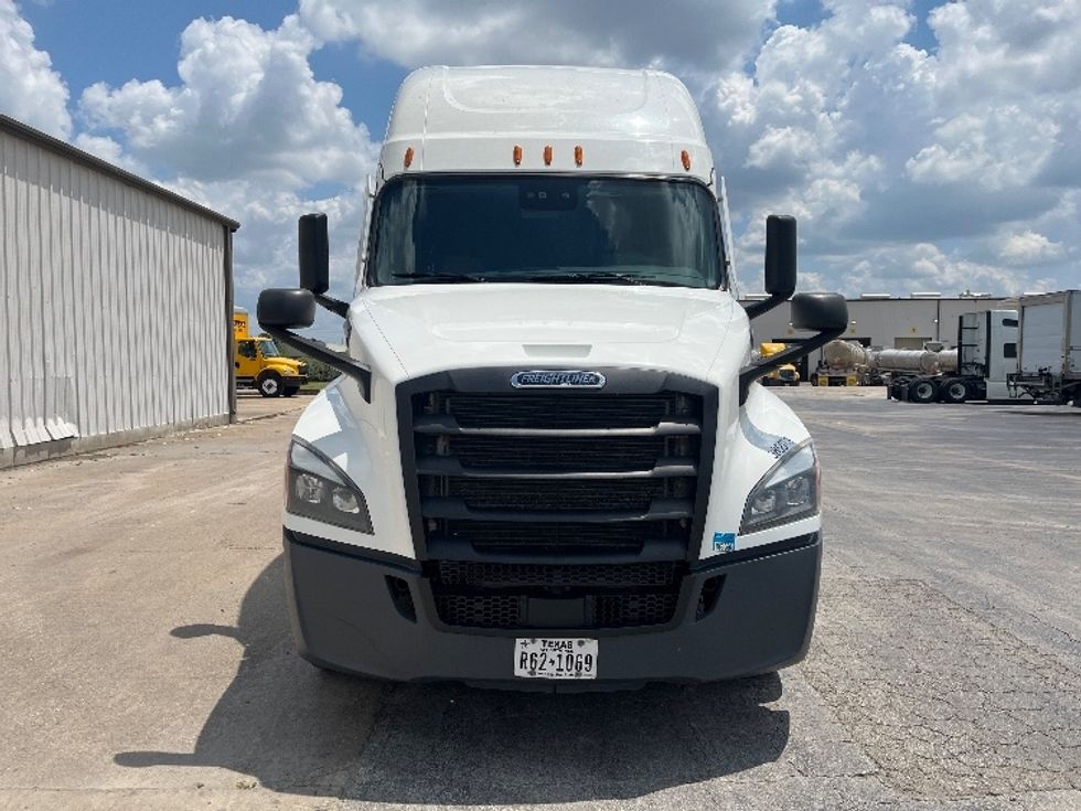 Sleeper Tractor-Heavy Duty Tractors-Freightliner-2022-T12664ST-Katy-TX-560,367\n\t\tmiles-$ 69,000 - Image 2