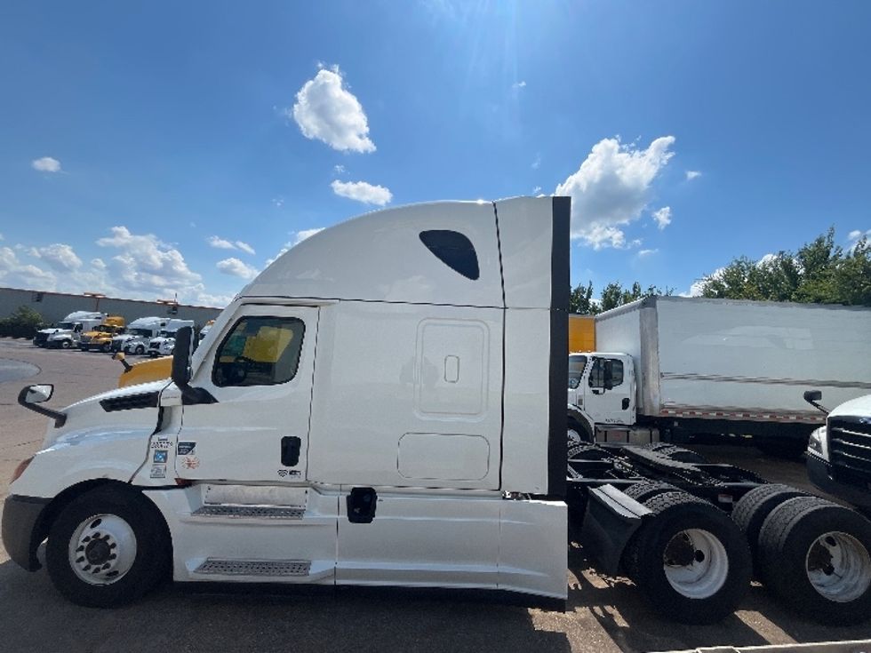 Sleeper Tractor-Heavy Duty Tractors-Freightliner-2022-T12664ST-Katy-TX-560,367\n\t\tmiles-$ 69,000 - Image 4