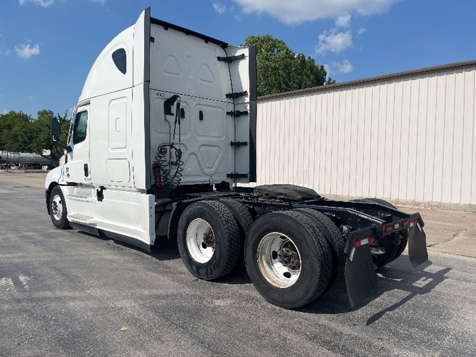 Sleeper Tractor-Heavy Duty Tractors-Freightliner-2022-T12664ST-Katy-TX-560,367\n\t\tmiles-$ 69,000 - Image 5