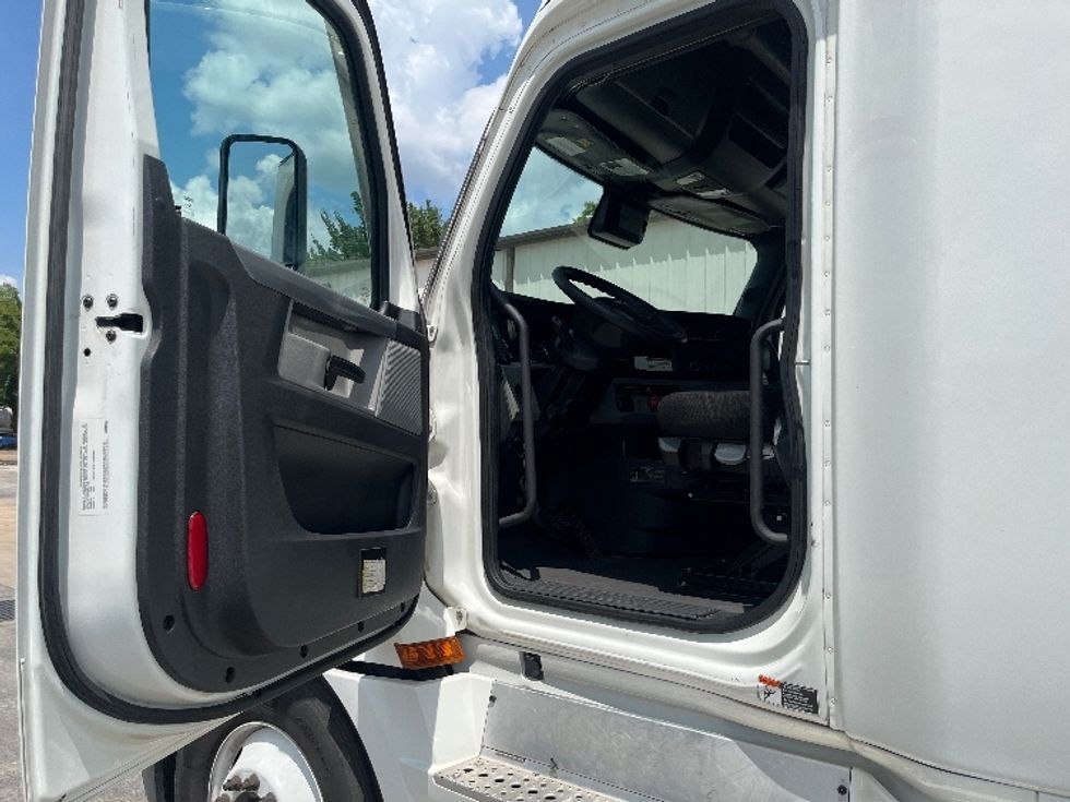 Sleeper Tractor-Heavy Duty Tractors-Freightliner-2022-T12664ST-Katy-TX-560,367\n\t\tmiles-$ 69,000 - Image 9