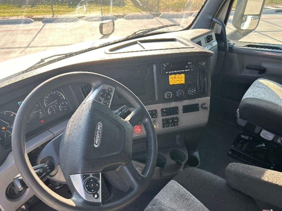 2022 Freightliner Cascadia 126" Sleeper Cab photo 10