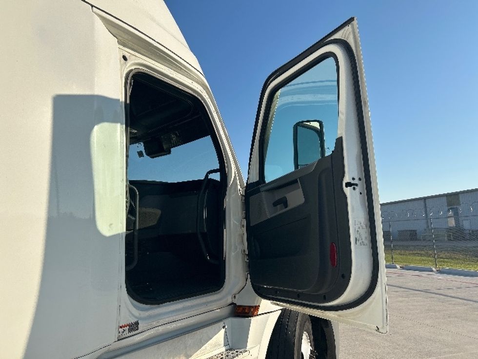 2022 Freightliner Cascadia 126" Sleeper Cab photo 13