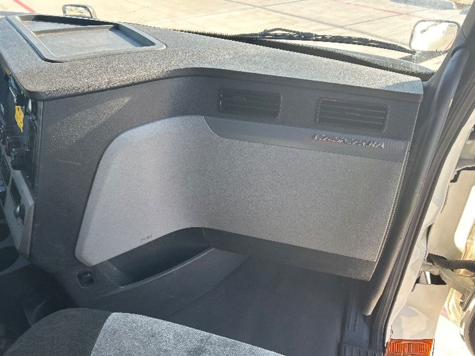 Sleeper Tractor-Heavy Duty Tractors-Freightliner-2022-T12664ST-Katy-TX-570,581\n\t\tmiles-$ 66,250 - Image 14