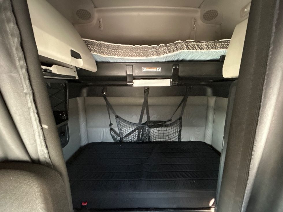 Sleeper Tractor-Heavy Duty Tractors-Freightliner-2022-T12664ST-Katy-TX-570,581\n\t\tmiles-$ 66,250 - Image 16