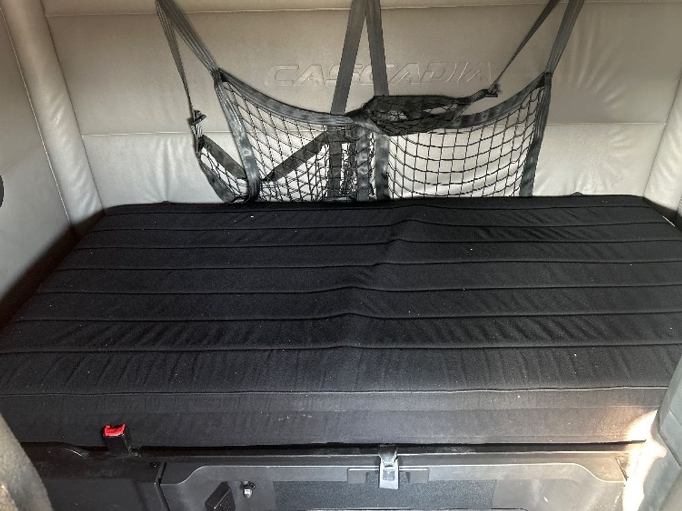 2022 Freightliner Cascadia 126" Sleeper Cab photo 14