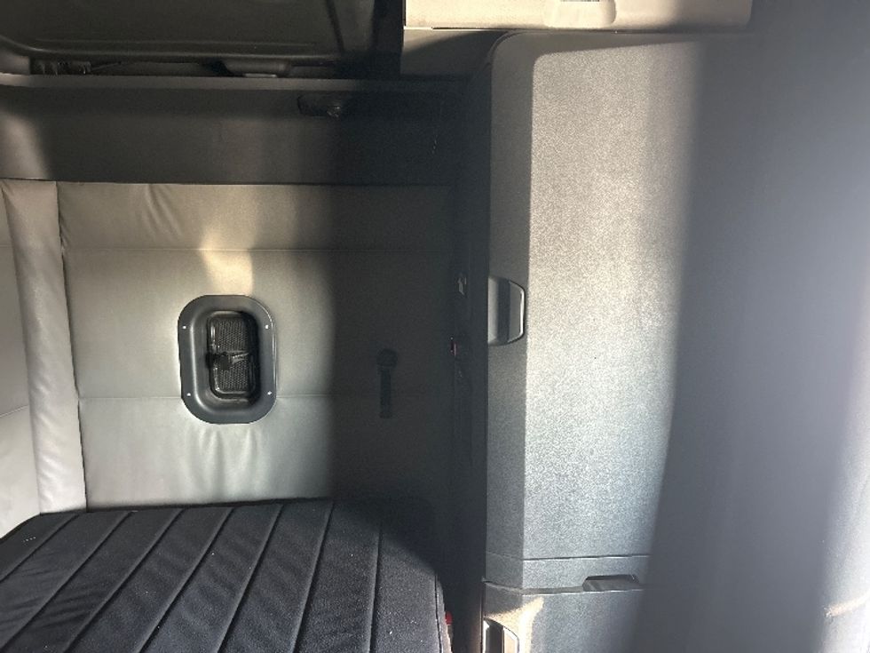 Sleeper Tractor-Heavy Duty Tractors-Freightliner-2022-T12664ST-Katy-TX-570,581\n\t\tmiles-$ 66,250 - Image 18