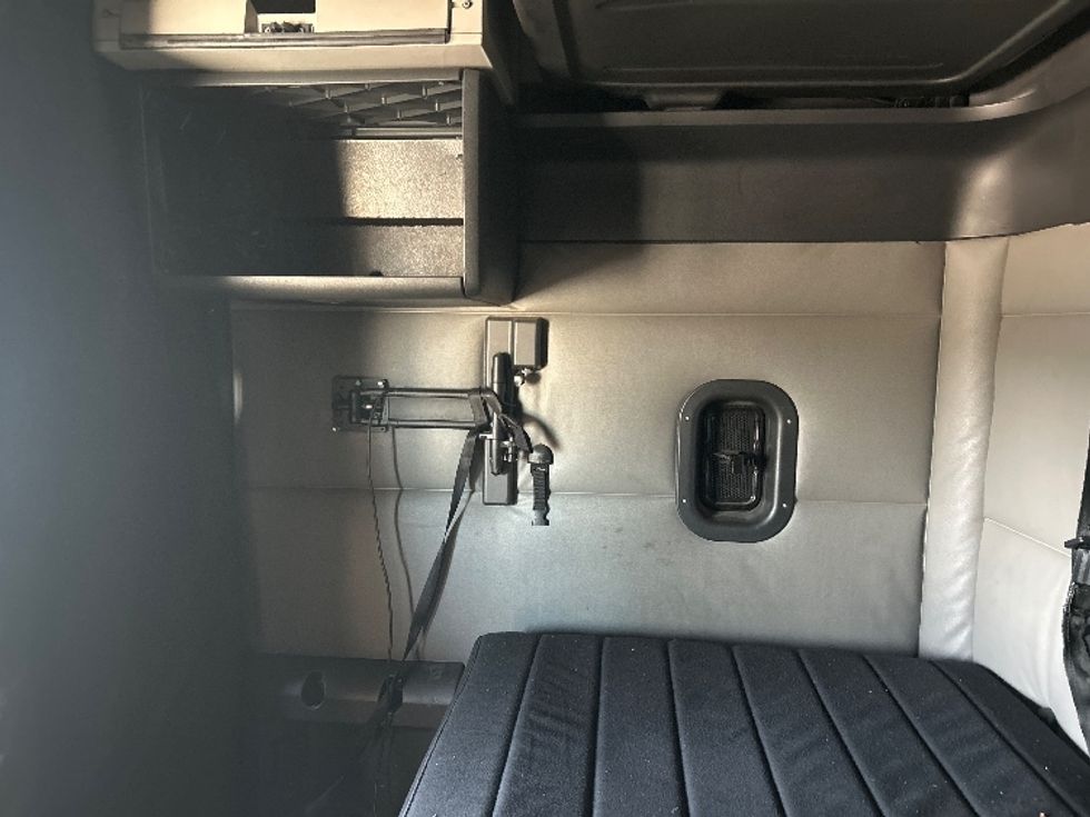 Sleeper Tractor-Heavy Duty Tractors-Freightliner-2022-T12664ST-Katy-TX-570,581\n\t\tmiles-$ 66,250 - Image 19