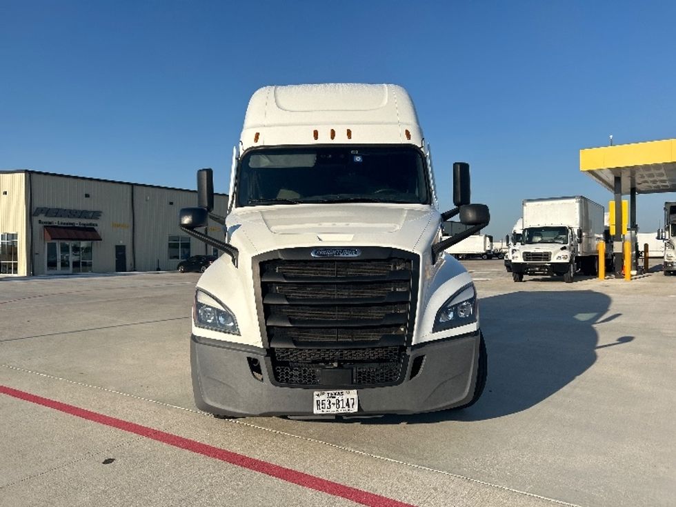2022 Freightliner Cascadia 126" Sleeper Cab photo 2