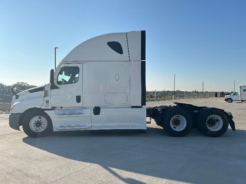2022 Freightliner Cascadia 126" Sleeper Cab photo 4