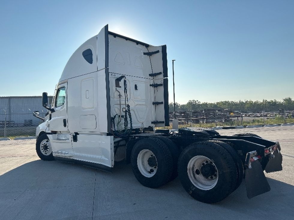 2022 Freightliner Cascadia 126" Sleeper Cab photo 5