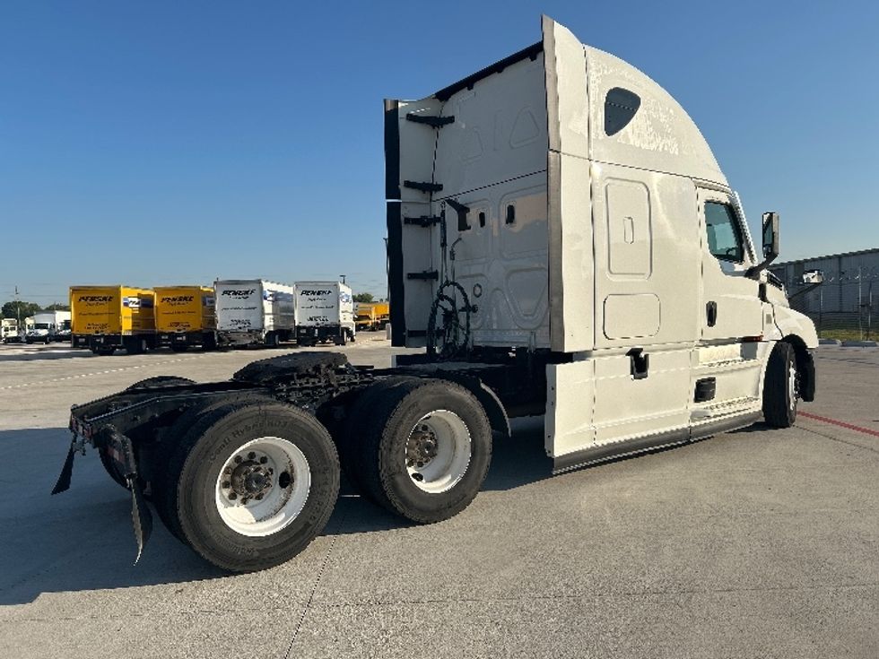 2022 Freightliner Cascadia 126" Sleeper Cab photo 7