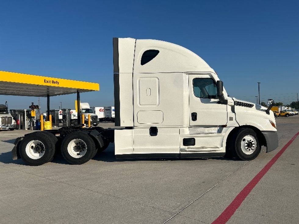 2022 Freightliner Cascadia 126" Sleeper Cab photo 8