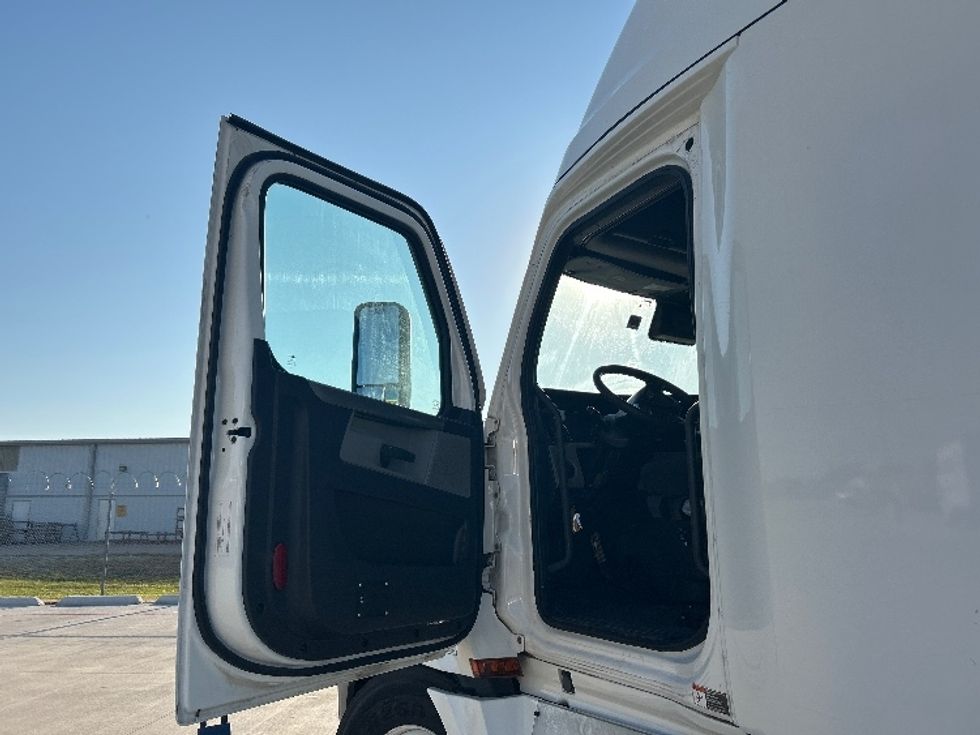 2022 Freightliner Cascadia 126" Sleeper Cab photo 9