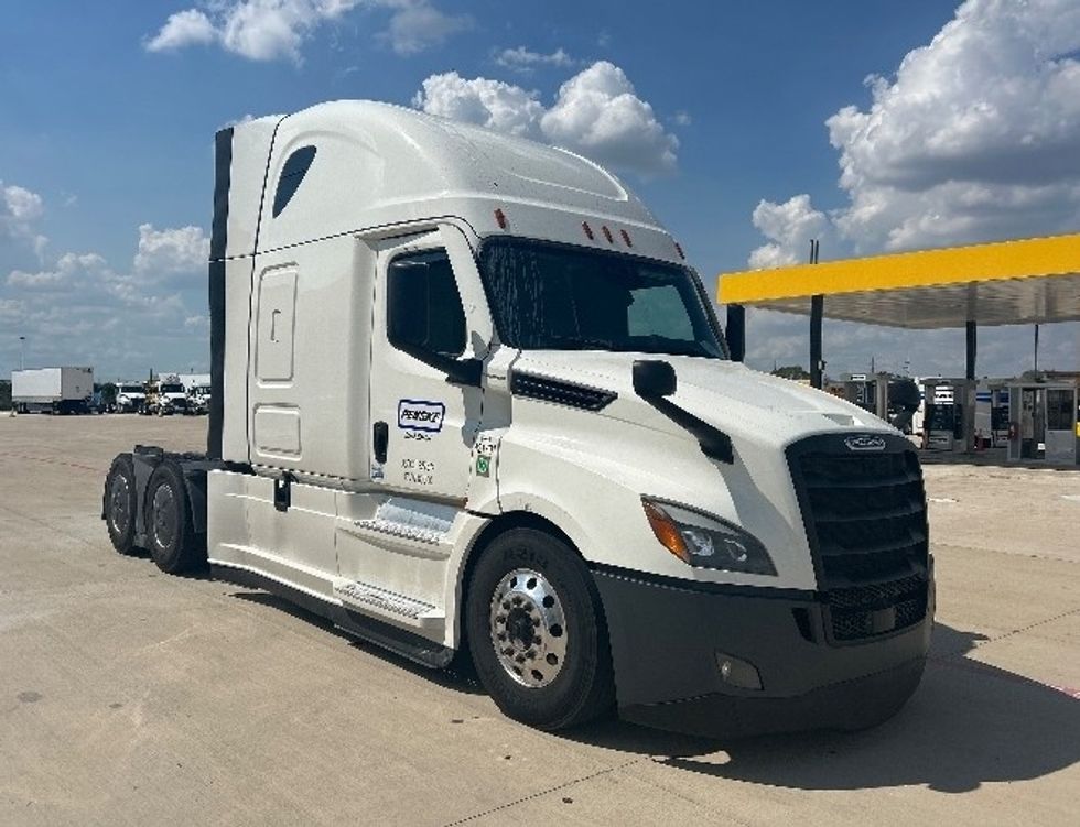 Sleeper Tractor-Heavy Duty Tractors-Freightliner-2022-T12664ST-Katy-TX-656,651\n\t\tmiles-$ 64,000 - Image 1