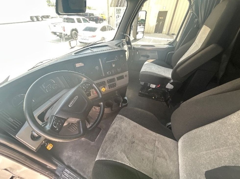 Sleeper Tractor-Heavy Duty Tractors-Freightliner-2022-T12664ST-Katy-TX-656,651\n\t\tmiles-$ 64,000 - Image 10