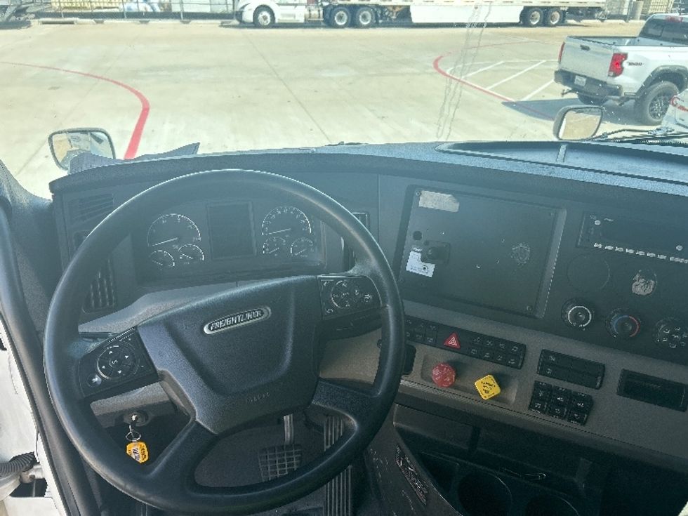 Sleeper Tractor-Heavy Duty Tractors-Freightliner-2022-T12664ST-Katy-TX-656,651\n\t\tmiles-$ 64,000 - Image 11