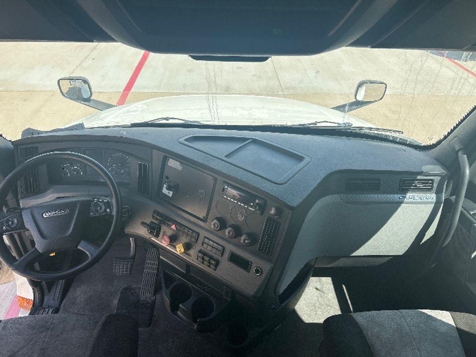 Sleeper Tractor-Heavy Duty Tractors-Freightliner-2022-T12664ST-Katy-TX-656,651\n\t\tmiles-$ 64,000 - Image 12
