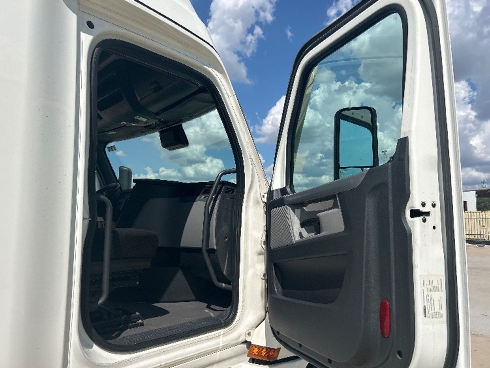 Sleeper Tractor-Heavy Duty Tractors-Freightliner-2022-T12664ST-Katy-TX-656,651\n\t\tmiles-$ 64,000 - Image 13