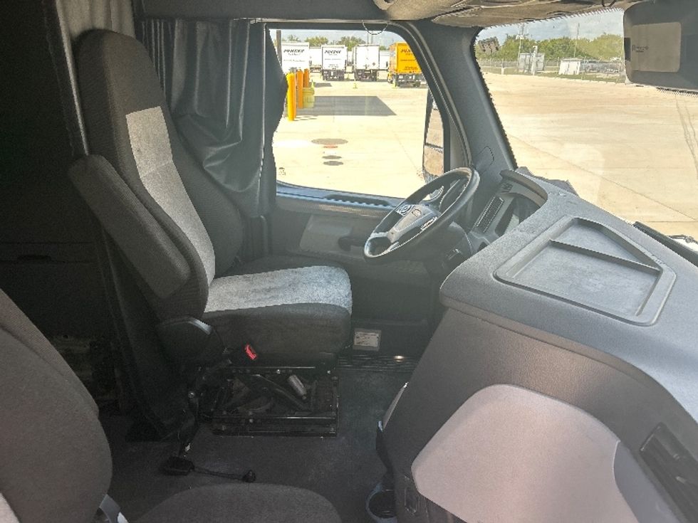 Sleeper Tractor-Heavy Duty Tractors-Freightliner-2022-T12664ST-Katy-TX-656,651\n\t\tmiles-$ 64,000 - Image 15