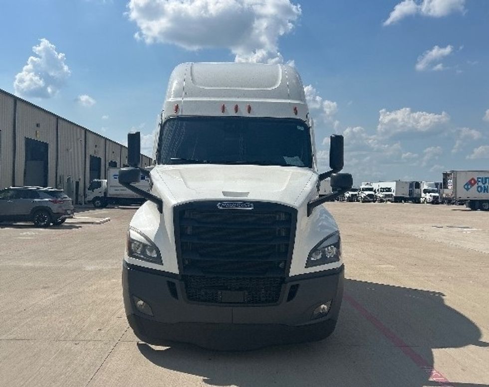 Sleeper Tractor-Heavy Duty Tractors-Freightliner-2022-T12664ST-Katy-TX-656,651\n\t\tmiles-$ 64,000 - Image 2