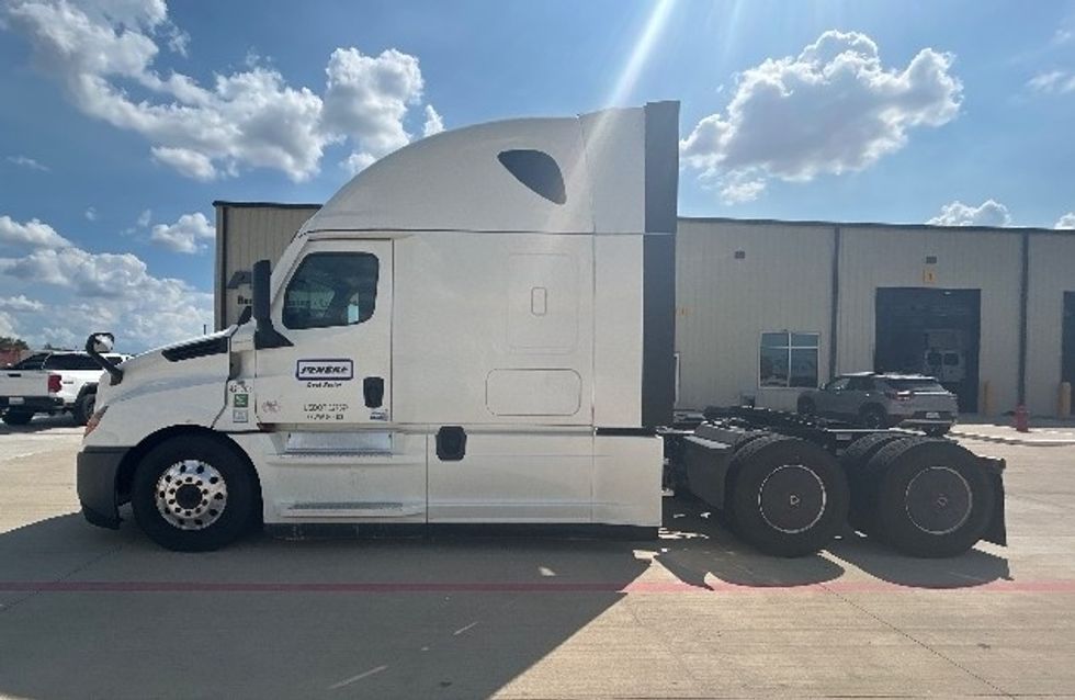 Sleeper Tractor-Heavy Duty Tractors-Freightliner-2022-T12664ST-Katy-TX-656,651\n\t\tmiles-$ 64,000 - Image 4