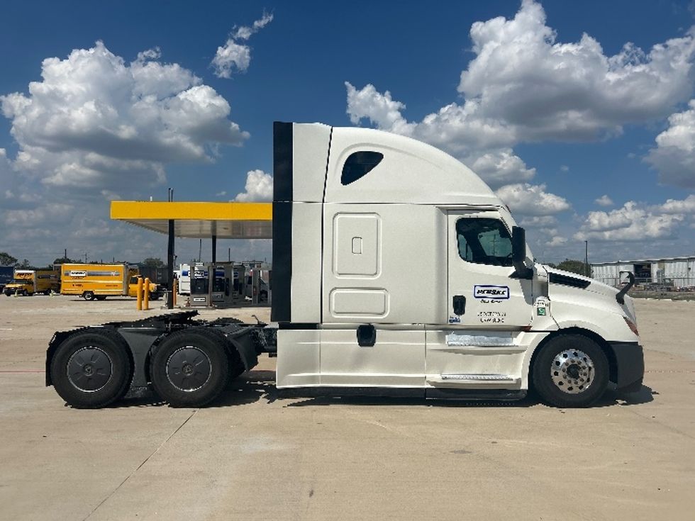 Sleeper Tractor-Heavy Duty Tractors-Freightliner-2022-T12664ST-Katy-TX-656,651\n\t\tmiles-$ 64,000 - Image 8