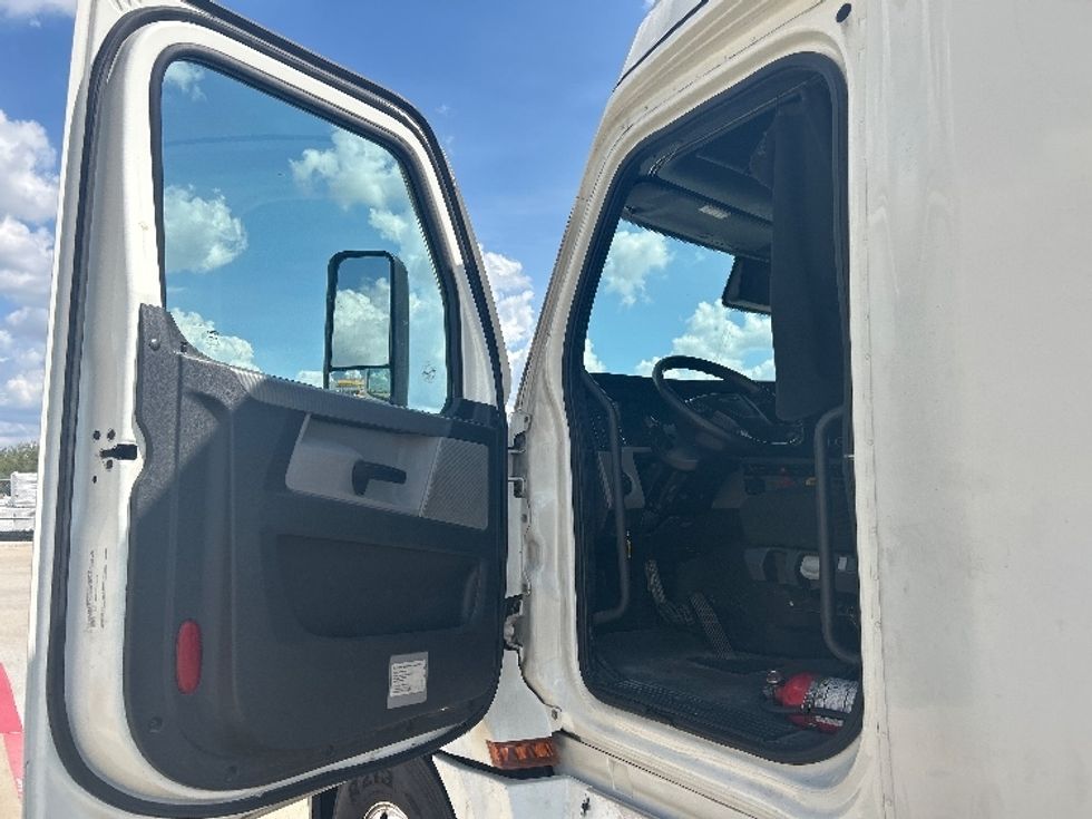 Sleeper Tractor-Heavy Duty Tractors-Freightliner-2022-T12664ST-Katy-TX-656,651\n\t\tmiles-$ 64,000 - Image 9