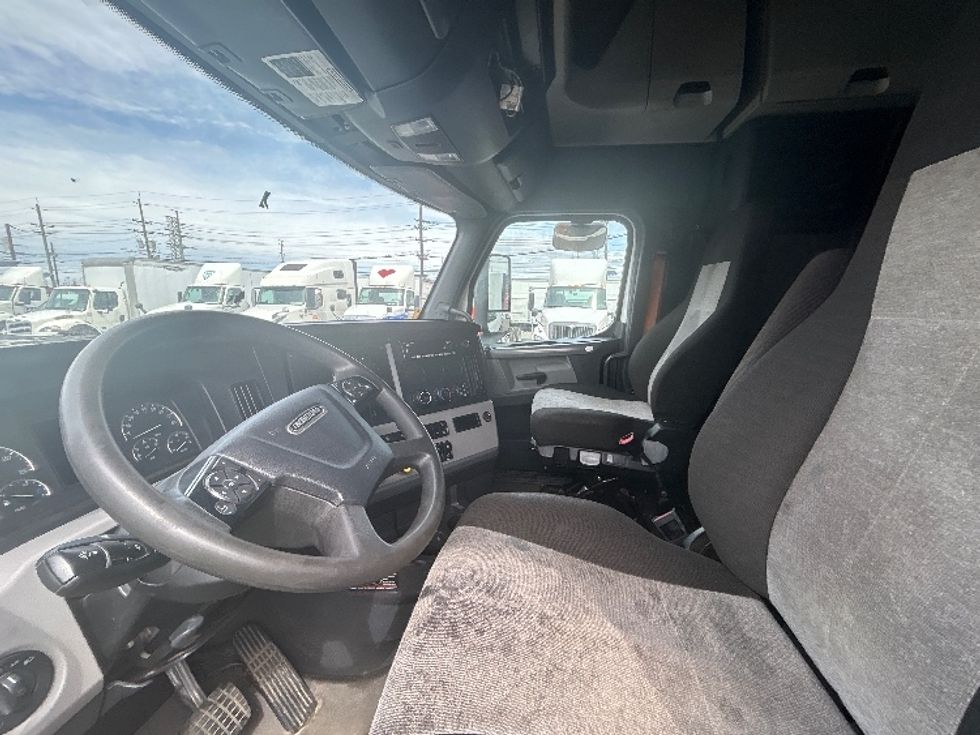 Sleeper Tractor-Heavy Duty Tractors-Freightliner-2022-T12664ST-Kearny-NJ-474,466\n\t\tmiles-$ 66,250 - Image 10
