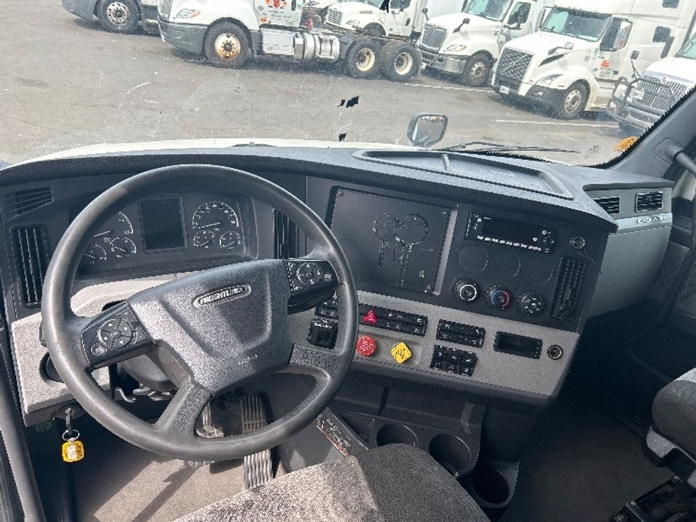Sleeper Tractor-Heavy Duty Tractors-Freightliner-2022-T12664ST-Kearny-NJ-474,466\n\t\tmiles-$ 66,250 - Image 11