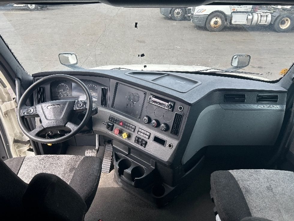 Sleeper Tractor-Heavy Duty Tractors-Freightliner-2022-T12664ST-Kearny-NJ-474,466\n\t\tmiles-$ 66,250 - Image 12