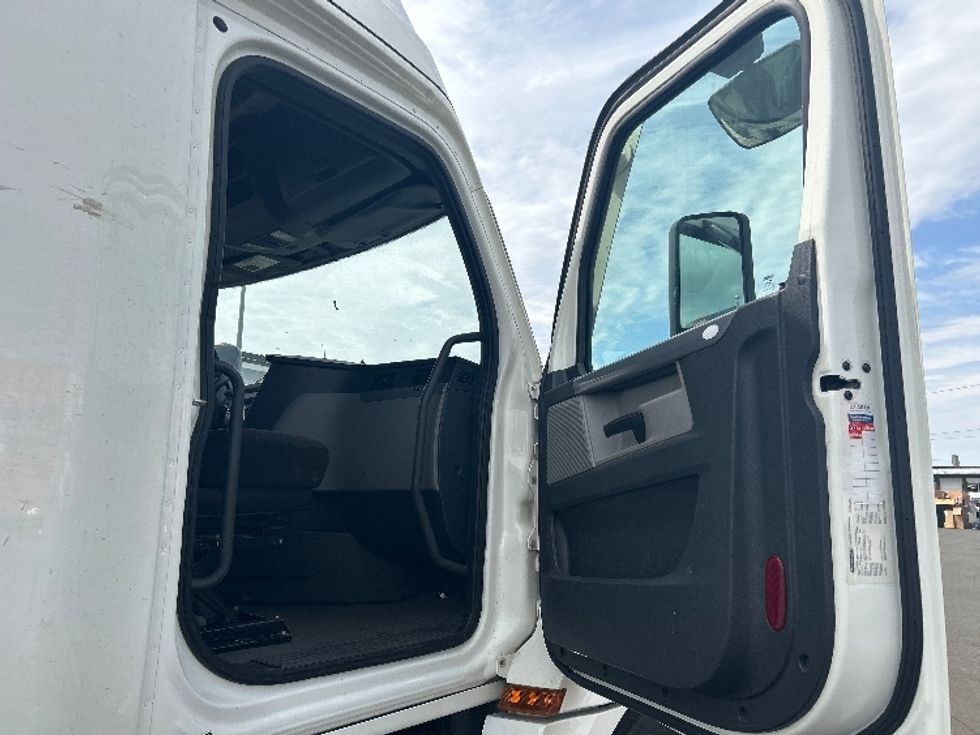 Sleeper Tractor-Heavy Duty Tractors-Freightliner-2022-T12664ST-Kearny-NJ-474,466\n\t\tmiles-$ 66,250 - Image 13