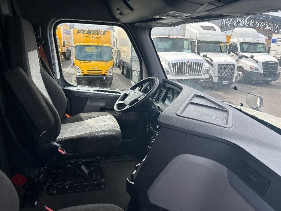 Sleeper Tractor-Heavy Duty Tractors-Freightliner-2022-T12664ST-Kearny-NJ-474,466\n\t\tmiles-$ 66,250 - Image 15