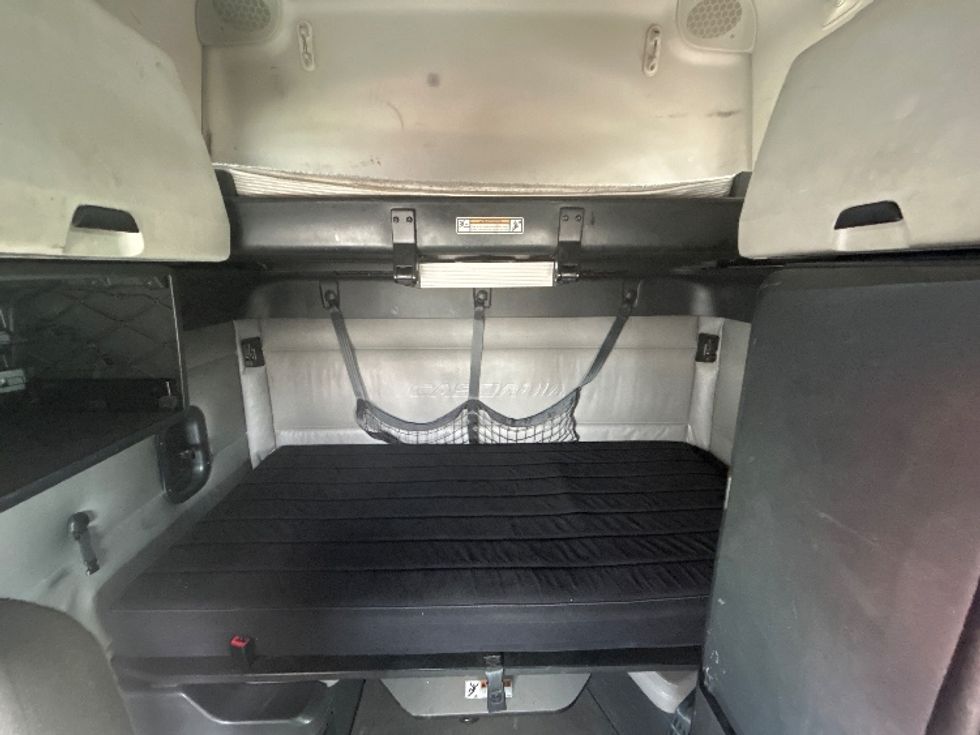 Sleeper Tractor-Heavy Duty Tractors-Freightliner-2022-T12664ST-Kearny-NJ-474,466\n\t\tmiles-$ 66,250 - Image 16