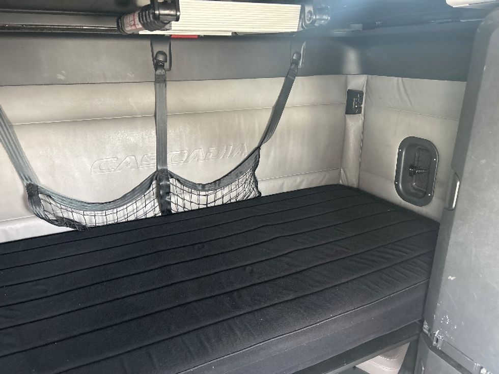 Sleeper Tractor-Heavy Duty Tractors-Freightliner-2022-T12664ST-Kearny-NJ-474,466\n\t\tmiles-$ 66,250 - Image 17