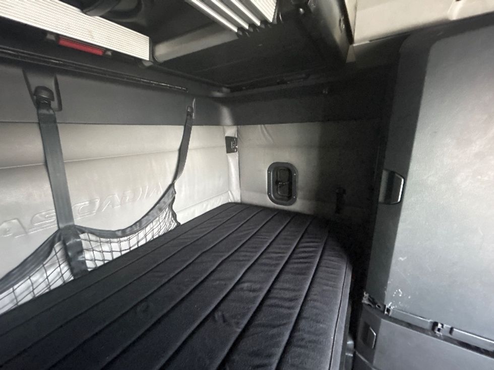 Sleeper Tractor-Heavy Duty Tractors-Freightliner-2022-T12664ST-Kearny-NJ-474,466\n\t\tmiles-$ 66,250 - Image 18