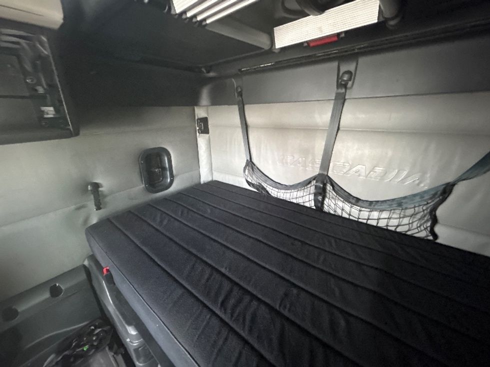 Sleeper Tractor-Heavy Duty Tractors-Freightliner-2022-T12664ST-Kearny-NJ-474,466\n\t\tmiles-$ 66,250 - Image 19