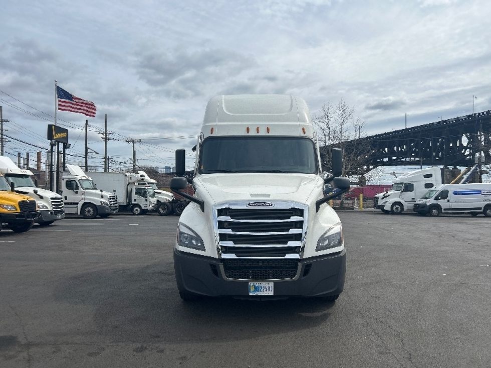 Sleeper Tractor-Heavy Duty Tractors-Freightliner-2022-T12664ST-Kearny-NJ-474,466\n\t\tmiles-$ 66,250 - Image 2