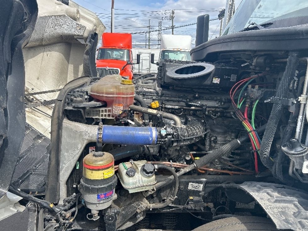 Sleeper Tractor-Heavy Duty Tractors-Freightliner-2022-T12664ST-Kearny-NJ-474,466\n\t\tmiles-$ 66,250 - Image 21