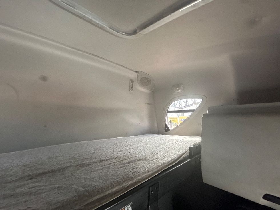 Sleeper Tractor-Heavy Duty Tractors-Freightliner-2022-T12664ST-Kearny-NJ-474,466\n\t\tmiles-$ 66,250 - Image 22