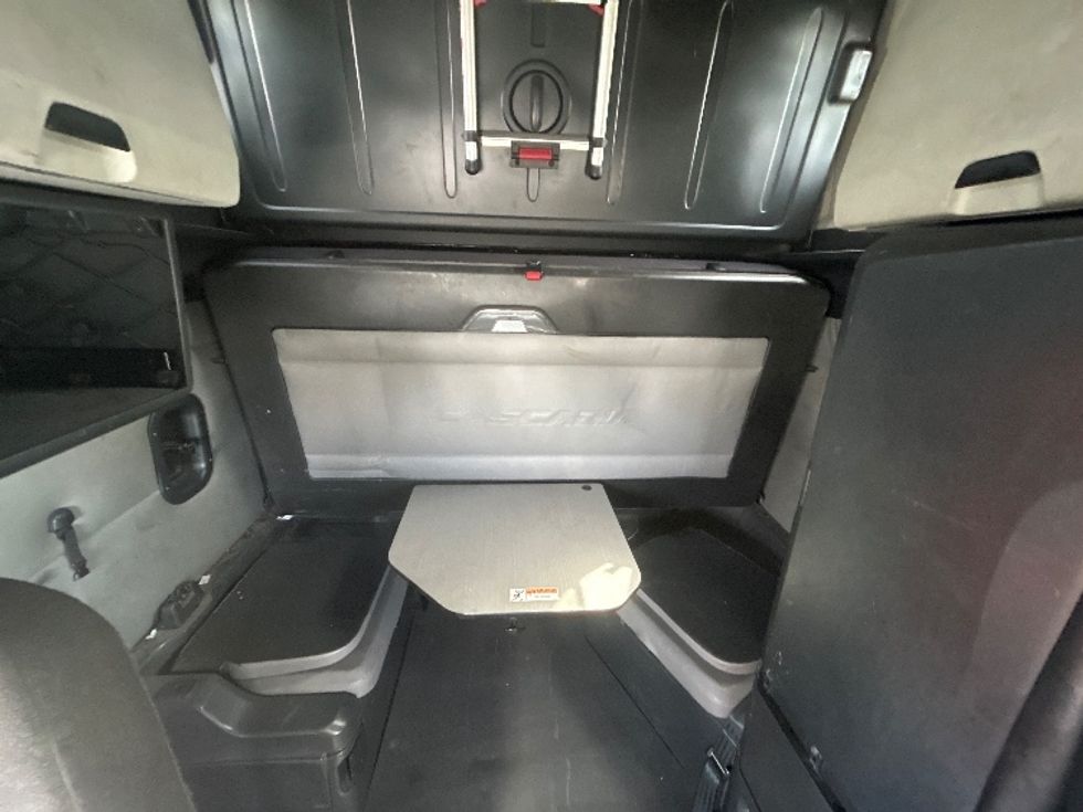 Sleeper Tractor-Heavy Duty Tractors-Freightliner-2022-T12664ST-Kearny-NJ-474,466\n\t\tmiles-$ 66,250 - Image 23