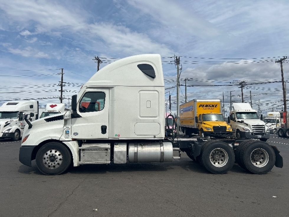 Sleeper Tractor-Heavy Duty Tractors-Freightliner-2022-T12664ST-Kearny-NJ-474,466\n\t\tmiles-$ 66,250 - Image 4
